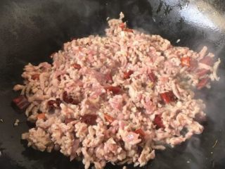 6、营养早餐 肉末雪菜玉米面粥,放入肉末滑散,炒至肉末颜色变粉。