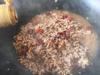 7、营养早餐 肉末雪菜玉米面粥,放入少许的白胡椒粉,1勺料酒,2勺酱油,翻炒均匀。