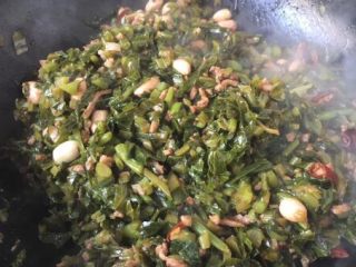 9、营养早餐 肉末雪菜玉米面粥,放入雪菜末和泡发好的黄豆、花生米,翻炒均匀,放入100ml的水,将肉末雪菜烧熟。