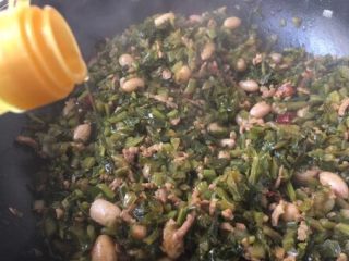 10、营养早餐 肉末雪菜玉米面粥,最后放入1小勺的花椒油增香提味,盛出备用。