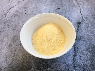 11、营养早餐 肉末雪菜玉米面粥,准备好玉米面80g。