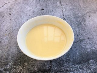 12、营养早餐 肉末雪菜玉米面粥,放入适量的水把玉米面调成糊状。