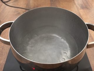 13、营养早餐 肉末雪菜玉米面粥,锅里放入800ml的水,把水煮开。