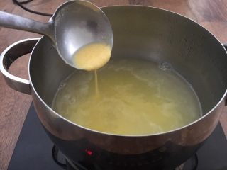 14、营养早餐 肉末雪菜玉米面粥,水开后调至中火,放入玉米面糊,并轻轻搅动。