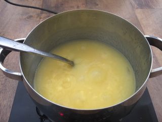 15、营养早餐 肉末雪菜玉米面粥,然后小火煮5分钟即可。