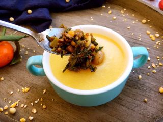 17、营养早餐 肉末雪菜玉米面粥,放入2勺的肉末雪菜,肉末雪菜粥就做好了。