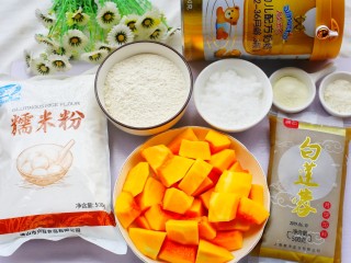 1、莲蓉馅南瓜椰蓉饼,准备好所有食材。