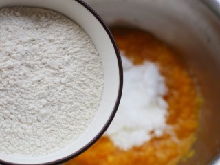 5、莲蓉馅南瓜椰蓉饼,面粉。