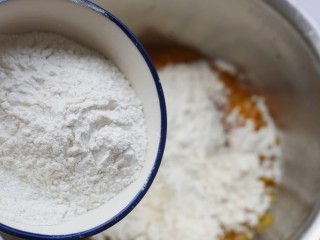6、莲蓉馅南瓜椰蓉饼,分多次加入糯米粉。