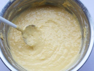 7、莲蓉馅南瓜椰蓉饼,白糖和成面糊。