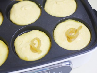 9、莲蓉馅南瓜椰蓉饼,挤入莲蓉馅。