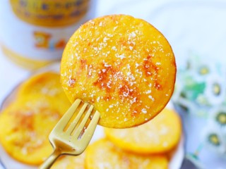 15、莲蓉馅南瓜椰蓉饼,保准你喜欢。