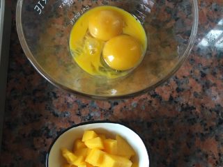 2、芒果蛋挞,鸡蛋打散，只要蛋黄，芒果切粒