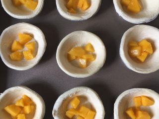 4、芒果蛋挞,芒果粒放入挞皮内