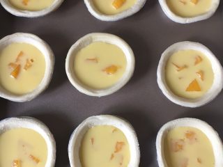 5、芒果蛋挞,加入蛋黄浆七，八分满左右