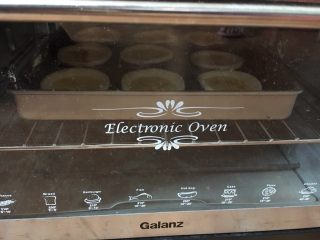 6、芒果蛋挞,放入预热的烤箱，180度20分钟，大约表面有点焦就可以了