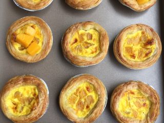 7、芒果蛋挞,稍稍放凉后，再加入芒果粒