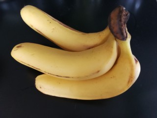 1、香蕉奶酪春卷,首先要准备好香蕉，不要过熟的。其实香蕉的用量并不大，一两根足够，关键看自己做多少。