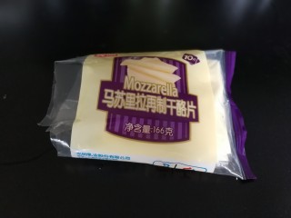2、香蕉奶酪春卷,奶酪片，不一定这个牌子，其他的奶酪片都可以。