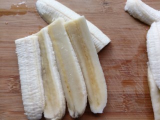 4、香蕉奶酪春卷,香蕉去皮对半切段，大约市面上成品春卷的长度。