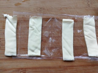 5、香蕉奶酪春卷,一片奶酪片分切四片。基本上我是一片香蕉一片奶酪片搭配，喜欢吃奶酪的自己可以根据情况添加，只是热量有点高。