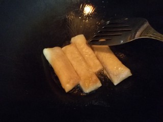 9、香蕉奶酪春卷,锅烧热倒油，油烧热后放入包好的奶酪春卷。