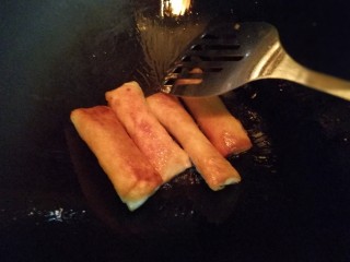 10、香蕉奶酪春卷,改中小火，用锅铲不断翻面。注意防止炸糊，影响美观和口感。