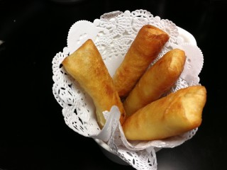 11、香蕉奶酪春卷,炸到表面金黄盛出放入有吸油纸的盘中，吸取多余油脂。香蕉和奶酪本来就能吃，所以只需要注意表面的状态即可。