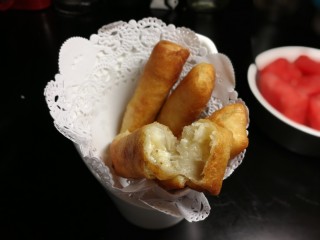 12、香蕉奶酪春卷,成品很好吃，如果不怕热量高，需要浓郁拉丝效果还可以自行多放奶酪。