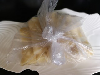 13、香蕉奶酪春卷,多出的香蕉奶酪春卷，冷冻保存，需要吃的时候取出来油炸食用即可。注意冷冻前每个春卷单个压平整再摆放一起冷冻。否则弯曲状态下取出后再油炸影响外形。如果冷冻后春卷间有些粘连，在不打开塑料袋的情况下整袋敲打桌面，春卷间会自动分开。