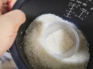 1、美味蛋花粥,清淡适口,从米桶或者米缸里淘米