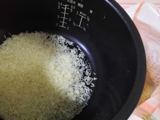 2、美味蛋花粥,清淡适口,淘适量大米(够自己一家人吃)