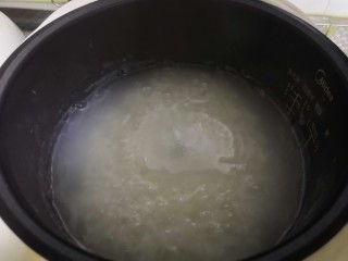 5、美味蛋花粥,清淡适口,粥开了,大米也煮得软化,化成“花”