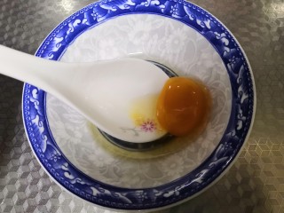 7、美味蛋花粥,清淡适口,打开鸡蛋