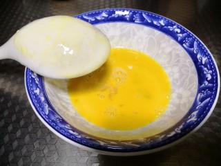 8、美味蛋花粥,清淡适口,把鸡蛋打成蛋浆
