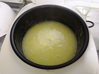 9、美味蛋花粥,清淡适口,把蛋浆倒进正在滚汤的粥里