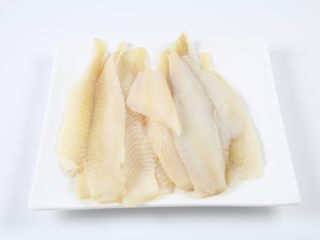 2、香烤鱼米花,鲽鱼从冰箱中取出，常温下解冻。
