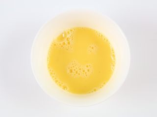 7、香烤鱼米花,鸡蛋敲入碗里，打散成鸡蛋液。