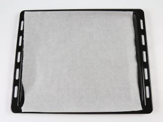 11、香烤鱼米花,裁剪一块烘焙纸放入烤盘。