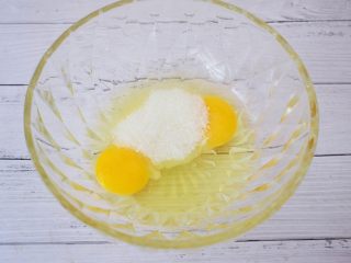 3、苹果千层蛋糕,鸡蛋打入容器中，加入细砂糖，用手动打蛋器搅拌均匀