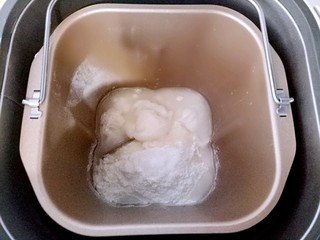 1、蛋黄酥,把油皮材料放入东菱T09G面包机里选择揉面功能揉10分钟。