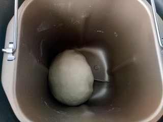 2、蛋黄酥,揉好之后把油皮面团盖保鲜膜醒30分钟。