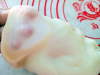 5、蛋黄酥,这时油皮也差不多好了，醒好的油皮可以拉出这样的膜。