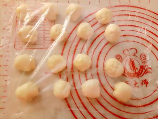 6、蛋黄酥,油皮醒好分成16份（23克/份）油皮分好以后用保鲜膜盖好。