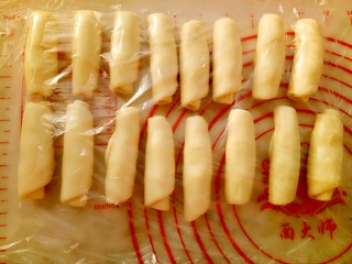 9、蛋黄酥,16个都卷好盖保鲜膜松弛10分钟。