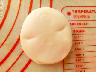 12、蛋黄酥,取一份酥皮拇指按在中间两头向中间对折按扁。