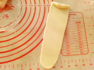 10、蛋黄酥,再依次用擀面杖擀成牛舌形（长度20CM左右）卷起来。