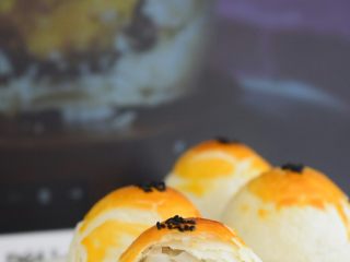 17、蛋黄酥,被我咬了一口，哈哈！