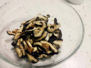 1、香菇鸡丝粥,泡发香菇洗净沥水切细条。也可根据自己喜好切成小丁。