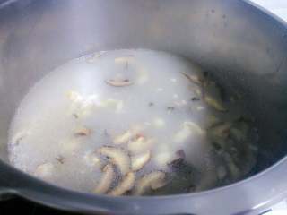 2、香菇鸡丝粥,米淘洗干净倒入锅中，加入半锅水，再倒入刚熬好的鸡腿骨汤，下入香菇丝和少许姜丝（可提鲜）。盖上锅盖大火煮开后转小火煮二三十分钟，中途要搅动以免米粒粘锅。